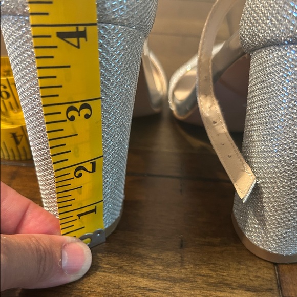 Silver High Heel Sandals NWOT Size 7 - Picture 4 of 7